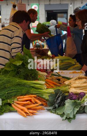 .Una bancarella di frutta e verdura nel mercato di via Seo de Urgell. Un puesto de frutas y verduras en el mercado callejero de la Seo de Urgell. Foto Stock