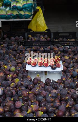 .Una bancarella di frutta e verdura nel mercato di via Seo de Urgell. Un puesto de frutas y verduras en el mercado callejero de la Seo de Urgell. Foto Stock