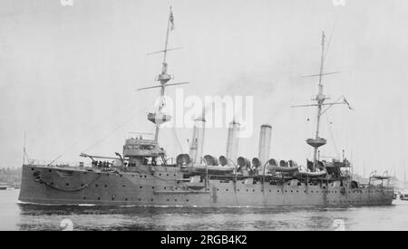 Royal Navy - HMS Hermes, un incrociatore protetto di classe Highflyer, prima della conversione in un vettore sperimentale di idrovolanti/tender. HMS Hermes fu un incrociatore protetto di classe Highflyer costruito per la Royal Navy negli anni '1890s. Ha trascorso gran parte della sua carriera iniziale come ammiraglia per varie stazioni estere prima di tornare a casa nel 1913 per essere assegnato alla riserva terza flotta. La nave fu modificata più tardi nello stesso anno come primo portatore sperimentale di idrovolanti nella Royal Navy. Durante le manovre annuali della flotta di quell'anno, è stata usata per valutare come gli aerei potessero cooperare con la flotta e se gli aerei potessero essere o Foto Stock