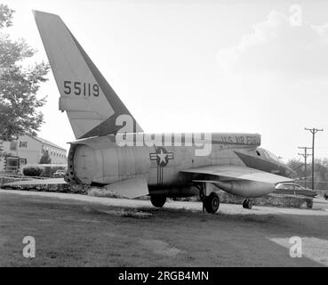 Nord America F-107A-NA 55-5119 (msn 212-2) originariamente ordinato come F-100B ma costruito come F-107A, volò per la prima volta il 28 novembre 1956. Circa il 1956 dicembre: Presa in forza dalle forze aeree degli Stati Uniti come JF-107A e assegnata ad AFFTC, Edwards AFB, CA., per prove con armi convenzionali e nucleari. Esposto nella Research & Development Gallery presso il National Museum of the United States Air Force, Wright-Patterson AFB. Foto Stock