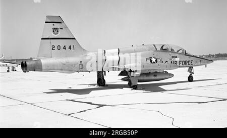 United States Air Force - Northrop F-5B-50-NO Freedom Fighter 20441 (msn N.8092, 72-0441), di 425th Tactical Fighter Training Squadron - 405th Tactical Training Wing, Luke Air Force base nel giugno 1981. Convertito in GF-5B, come una struttura aerea di istruzione a terra. Noto al Pima Air and Space Museum, Arizona dipinto come 60441. Foto Stock