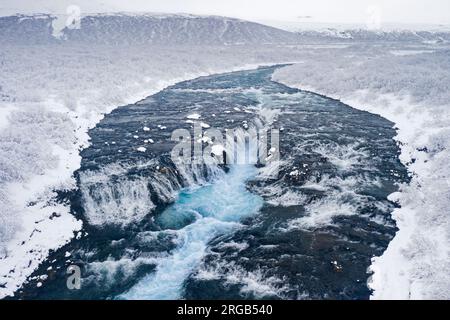 Vista aerea sulla cascata Bruarfoss in inverno, regione meridionale / Suðurland, Islanda Foto Stock