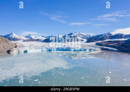 Fjortende Julibreen / 14 luglio ghiacciaio che si allunga a Krossfjorden in estate, Haakon VII Land, Spitsbergen / Svalbard, Norvegia Foto Stock