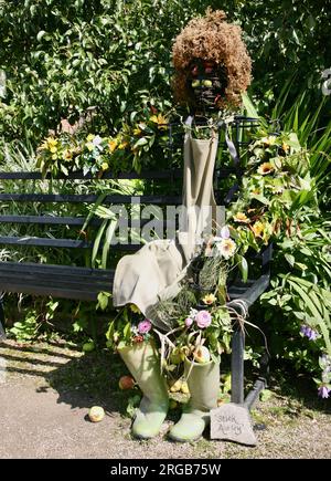 Una replica floreale del cantautore Rick Astley ad Astley Park, Chorley, Lancashire, Regno Unito, Europa martedì, 8 agosto 2023 Foto Stock