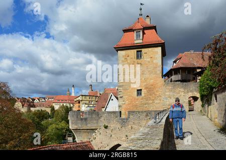 Kobolzeller Turm / Kobolzeller Tower e Stadtmauer / Mura cittadine, Rothenburg ob der Tauber, Franken / Franconia, Bayern / Baviera, Germania Foto Stock