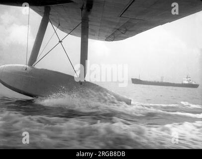 Short S.25 Sandringham 4 VP-LVE 'Southern Cross' (msn SH.55c, ex JM715), di Antilles Air Boats, registrata nelle Isole Vergini Britanniche. Vista dalla cabina durante il decollo a Calshot, nell'ottobre 1977. Questo aeromobile è tornato nel Regno Unito nel 1984 ed è ora conservato al Solent Sky Museum di Southhampton. Foto Stock