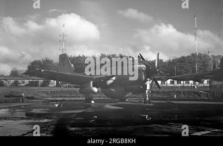 Royal Navy - Fairey Gannet AEW.3 XL500 (msn F9459, codice base DI, call-sign 767), di 849 Naval Air Squadron, da RNAS Brawdy, alla Fiera aerea di Biggin Hill nel maggio 1969. Foto Stock