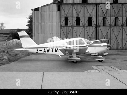 Piper PA-28-140 Cherokee G-AWTM (msn 28-25128), a Biggin Hill nel novembre 1969. Foto Stock