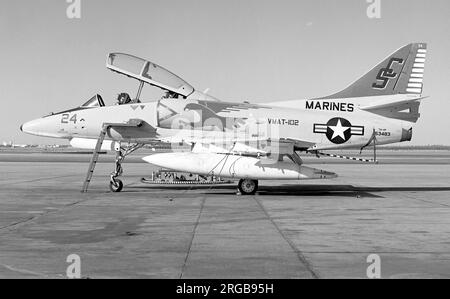 United States Marine Corps - McDonnell Douglas TA-4F Skyhawk 153483 (msn 13549, codice base SC, Call-sign '24'), di VMAT-102, presso la Marine Corps Air Station Yuma, nel gennaio 1976. Foto Stock