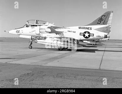 United States Marine Corps - McDonnell Douglas TA-4J Skyhawk 153663 (msn 13601, codice base SC, Call-sign '22'), di VMAT-102, presso la Marine Corps Air Station Yuma, nel gennaio 1976. Foto Stock