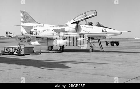 United States Marine Corps - Douglas TA-4J Skyhawk 154323 (msn 13711, codice base SC, indicativo di chiamata '20'), di VMAT-102, presso la Marine Corps Air Station Yuma, nel gennaio 1976. Foto Stock
