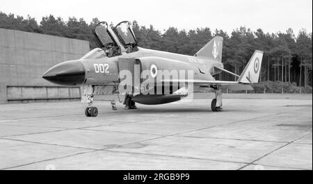 Royal Navy - McDonnell Douglas Phantom FG.1 XT869 (msn 2623, codice base 'R', indicativo di chiamata '002'), di 892 Naval Air Squadron, imbarcato su HMS Ark Royal (R09), presso la RAF Leuchars il 15 settembre 1973. Foto Stock