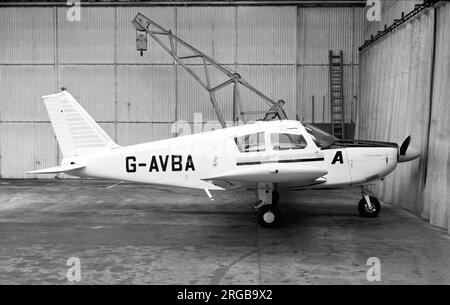 Piper PA-28-180 Cherokee G-AVBA (msn 28-3795), del College of Air Training, ad Hamble nel febbraio 1970. Foto Stock