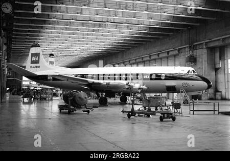 Vickers Viscount 802 G-AOHM (msn 162), della British European Airways, nell'hangar di manutenzione BEA , all'aeroporto di Heathrow. Nel marzo 1968. Foto Stock