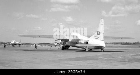 Bristol 170 Freighter Mk.32 G-ABGE (msn 13257), di Channel Air Bridge / British United Airways, presso l'aeroporto di Southend il 6 giugno 1962, in attesa che la prossima auto venga caricata. Foto Stock