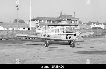 Piper PA-28-140 Cherokee C G-AYKW (msn 28-26931), della Oxford Air Training School, presso l'aeroporto Blackpool-Squire's Gate nell'aprile 1972. Foto Stock