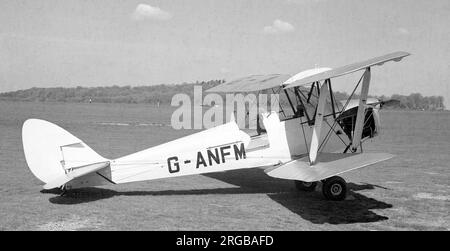 De Havilland DH.82A Tiger Moth G-ANFM (msn 83604), presso l'Aerodromo Booker nel marzo 1976. Foto Stock