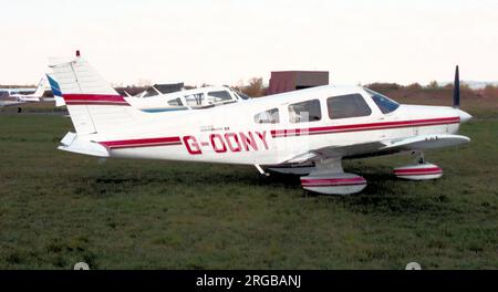 Piper PA-28-161 Guerriero II G-OONY (msn 28-8316015). Foto Stock