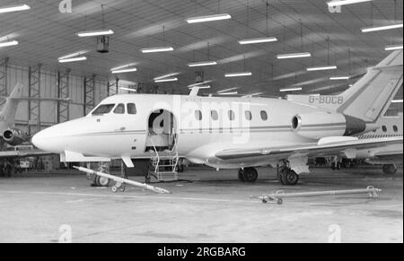 Hawker Siddeley HS.125 Series 1B/522 G-BOCB (msn 25106), di McAlpine Aviation Ltd., nell'hangar McAlpine dell'aeroporto Heathrow di Londra. Foto Stock