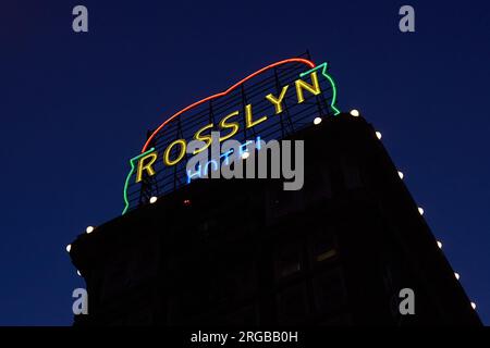 Los Angeles, California, USA. 5 settembre 2015. Un tempo l'edificio più alto di Los Angeles, a 12 piani di altezza. Due edifici, il primo costruito nel 1914, il secondo nel 1923. E' diventato l'hotel piu' grande sulla Costa del Pacifico con 1100 camere e poi 13 piani. (Immagine di credito: © Ian L. Sitren/ZUMA Press Wire) SOLO USO EDITORIALE! Non per USO commerciale! Foto Stock