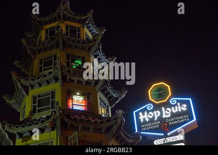 Los Angeles, California, USA. 5 settembre 2015. Il ristorante Hop Louie ha aperto in quella che era la nuova Chinatown dal 1938. La torre a cinque piani, foderata al neon, è stata modellata sul Palazzo d'Estate di Pechino. (Immagine di credito: © Ian L. Sitren/ZUMA Press Wire) SOLO USO EDITORIALE! Non per USO commerciale! Foto Stock