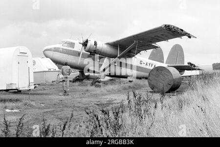 Scottish Aviation Twin Pioneer 3 (CC.1) G-AYFA (msn 538, ex XM285, ex G-31-15), soccombendo lentamente al recupero di ricambi tra i rimorchi alianti a Shobdon. 30 ago 1958 - consegnato alla Royal Air Force come CC.1 XM285 24 maggio 1982 - aereo CofA scaduto. Stoccaggio esterno a Shobdon e rottamazione nel 1992. Foto Stock