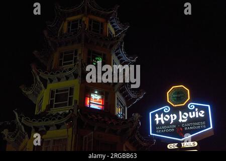 Los Angeles, California, USA. 5 settembre 2015. Il ristorante Hop Louie ha aperto in quella che era la nuova Chinatown dal 1938. La torre a cinque piani, foderata al neon, è stata modellata sul Palazzo d'Estate di Pechino. (Immagine di credito: © Ian L. Sitren/ZUMA Press Wire) SOLO USO EDITORIALE! Non per USO commerciale! Foto Stock