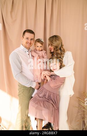 famiglia felice di quattro padre con madre e due figlie Foto Stock