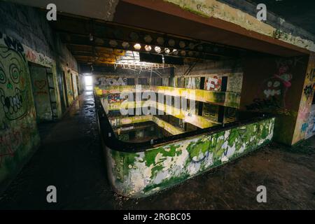 Ruinas do Monte Palace Hotel: Scopri la mistica del lusso abbandonato delle Azzorre, mentre queste rovine raccontano una storia di opulenza e tempo Foto Stock