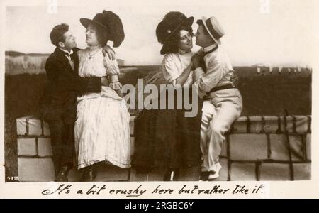 E' un po' crudele qui, ma mi piace un po'. Due coppie amorose che condividono un po' di tempo di qualità in un resort costiero britannico. Foto Stock