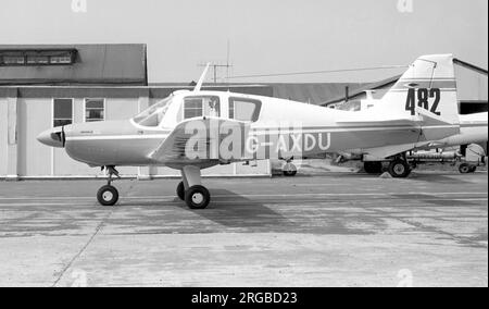 Beagle B.121 Series 2 Pup 150 G-AXDU (msn B121-048), a Shoreham, poco dopo il Paris Air Show del 1969, dove ha portato la serie aerea '482'. Foto Stock