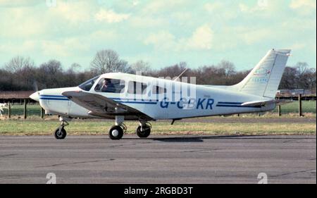 Piper PA-28-161 Guerriero III G-CBKR (msn 2842143), della Devon School of Flying, all'aeroporto di Exeter. Foto Stock