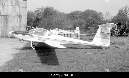 ICA-Brasov IS-28M-2 G-BROM (msn 04A), motorplanante costruito in Romania parcheggiato all'esterno di un hangar del club di alianti. British Aerospace ha assunto l'agenzia per gli aeromobili rumeni nel Regno Unito, come parte del pacchetto per il trasferimento della produzione BAC 1-11 in Romania: G-BROM è stato fornito a BAe come dimostratore britannico. (ICA - Intreprinderea de constructii Aeronautice) Foto Stock