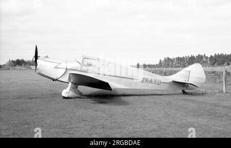 Miles M.11A Whitney Straight ZK-AXD (msn 506, ex G-AFZY, ex U-0227), ad Hamilton NZ., nel dicembre 1963. Foto Stock