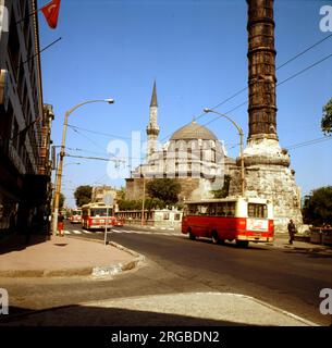 Moschea di Atik Ali Pasha, con la colonna incappata, a Istanbul, Turchia. Foto Stock