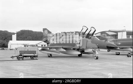 United States Air Force - McDonnell Douglas F-4E-42-MC Phantom 69-0266 (msn 3798, codice base 'RS'), del 526th Tactical Fighter Squadron, 26th Tactical Reconnaissance Wing, al RAF Leuchars il 27 giugno 1970. (Questo aeromobile si è schiantato dopo il decollo a Wittmund, Germania occidentale, il 15 settembre 1975). Foto Stock