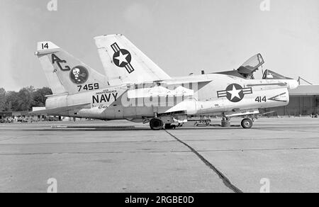 United States Navy - Ling-Temco-Vought A-7E-6-CV Corsair II 157459 (msn E182, base3 code 'AG', call-sign '414'). Di VA-12, alla base aerea di Davis-Monthan nel febbraio 1974. (Si scontrò con A-7 159986 mentre si trovava in circuito su NAS Roosevelt Roads il 31 agosto 1983). Foto Stock