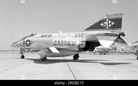 United States Marine Corps - McDonnell F-4B-26-MC Phantom II 153057 (msn 1542, codice base 'SH', Call-sign '11'), di VMFAT-101, presso la Naval Air Station Miramar nell'agosto 1974. A questo velivolo è accreditato di aver sparato un MIG-17 sul Vietnam del Nord il 24 aprile 1967. (Costruito come un F4H-1, ri-designato F-4B e successivamente convertito in F-4N standard). Foto Stock