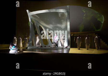 Edimburgo. Scozia, Regno Unito. 8 agosto 2023. Photocall: Trojan Women breve estratto di performance con il cast di Trojan Women in costume completo al Festival Theatre come parte del Festival Internazionale di Edimburgo. Mer 9 - Ven 11 ago foto: Pako Mera/Alamy Live News Foto Stock