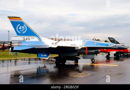 Force Aerienne Belge - General Dynamics F-16A Fighting Falcon FA49 (msn WA832, ex G-17-2, ex G-BDNI), di 349 Squadron, al RAF Upper Heyford il 4 giugno 1988, in 45th colori anniversario. (Force Aerienne Belge - forza aerea belga). Foto Stock