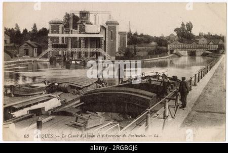 Canale e serratura Fontinettes ornata e attracco per barche, Arques, Pas-de-Calais, Francia settentrionale Foto Stock