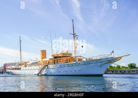 Copenaghen, Danimarca - 30 maggio 2023: Dannebrog, yacht reale danese nel porto di Copenaghen. Residenza della famiglia reale danese Foto Stock