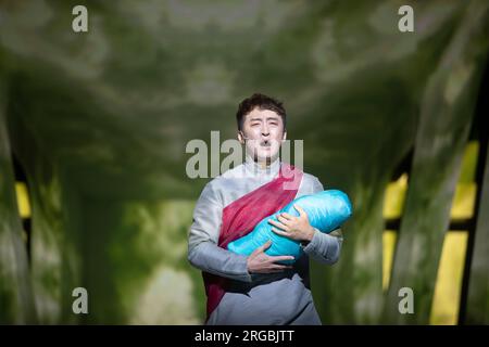 Edimburgo. Scozia, Regno Unito. 8 agosto 2023. Photocall: Trojan Women breve estratto di performance con il cast di Trojan Women in costume completo al Festival Theatre come parte del Festival Internazionale di Edimburgo. Mer 9 - Ven 11 ago foto: Pako Mera/Alamy Live News Foto Stock