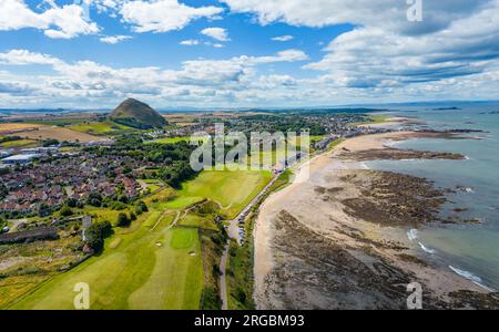 Vista aerea dal drone di North Berwick dal Glen Golf Club, East Lothian, Scozia, Regno Unito Foto Stock