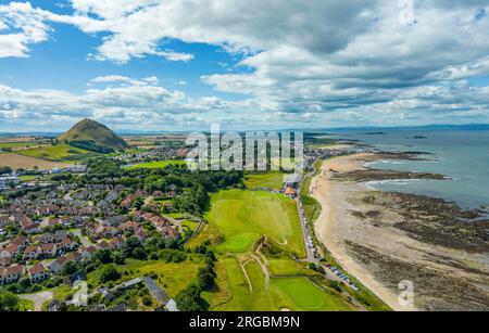 Vista aerea dal drone di North Berwick dal Glen Golf Club, East Lothian, Scozia, Regno Unito Foto Stock