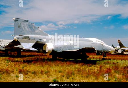 United States Navy (USN) - McDonnell F-4N Phantom 8F140, presso la base aerea Davis-Monthan per lo stoccaggio e lo smaltimento. Foto Stock