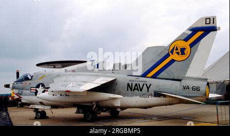 United States Navy (USN) - Ling-Temco-Vought A-7E-6-CV Corsair II 160564 (msn E534, codice base 'AG', indicativo di chiamata '301'), di VA-66, ha intrapreso la USS Dwight D. Eisenhower, presso RAF Greenham Common, il 23 giugno 1979 Foto Stock