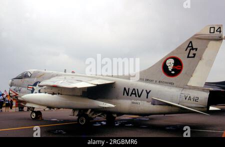 United States Navy (USN) - Ling Temco Vought A-7E-5-CV Corsair II 156863 (MSN E130), della VA-12, si imbarcò sulla USS Dwight D. Eisenhower, presso la RAF Greenham Common per il Tattoo aereo internazionale il 23 luglio 1983. Foto Stock