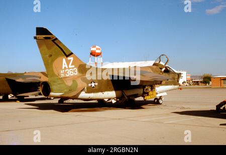 United States Air Force (USAF) - Ling-Temco-Vought A-7D-11-CV Corsair II 71-0363 (msn D-274, codice base 'AZa'), del 152nd Tactical Fighter Training Squadron, Arizona Air National Guard, a Tuscon il 12 ottobre 1982. Foto Stock