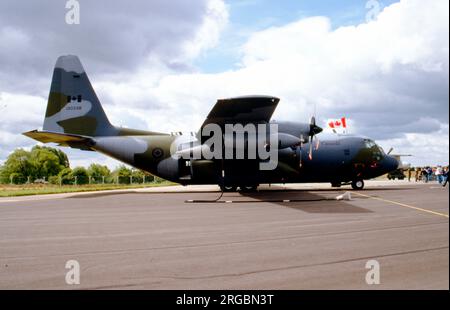 Forze armate canadesi - Lockheed CC-130H Hercules 130338 (msn 5175), di 435 Squadron, al RAF Fairford il 24 luglio 1993. Foto Stock